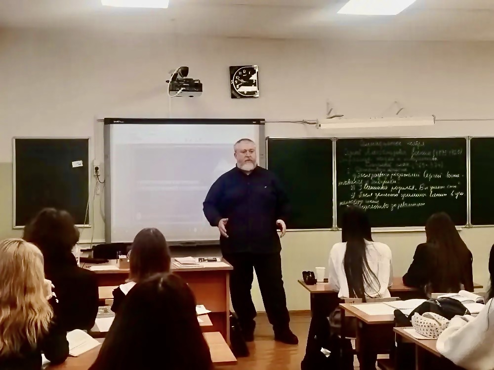 Фото к публикации: Адвокат Югры провел урок правовой грамотности для школьников Нефтеюганска