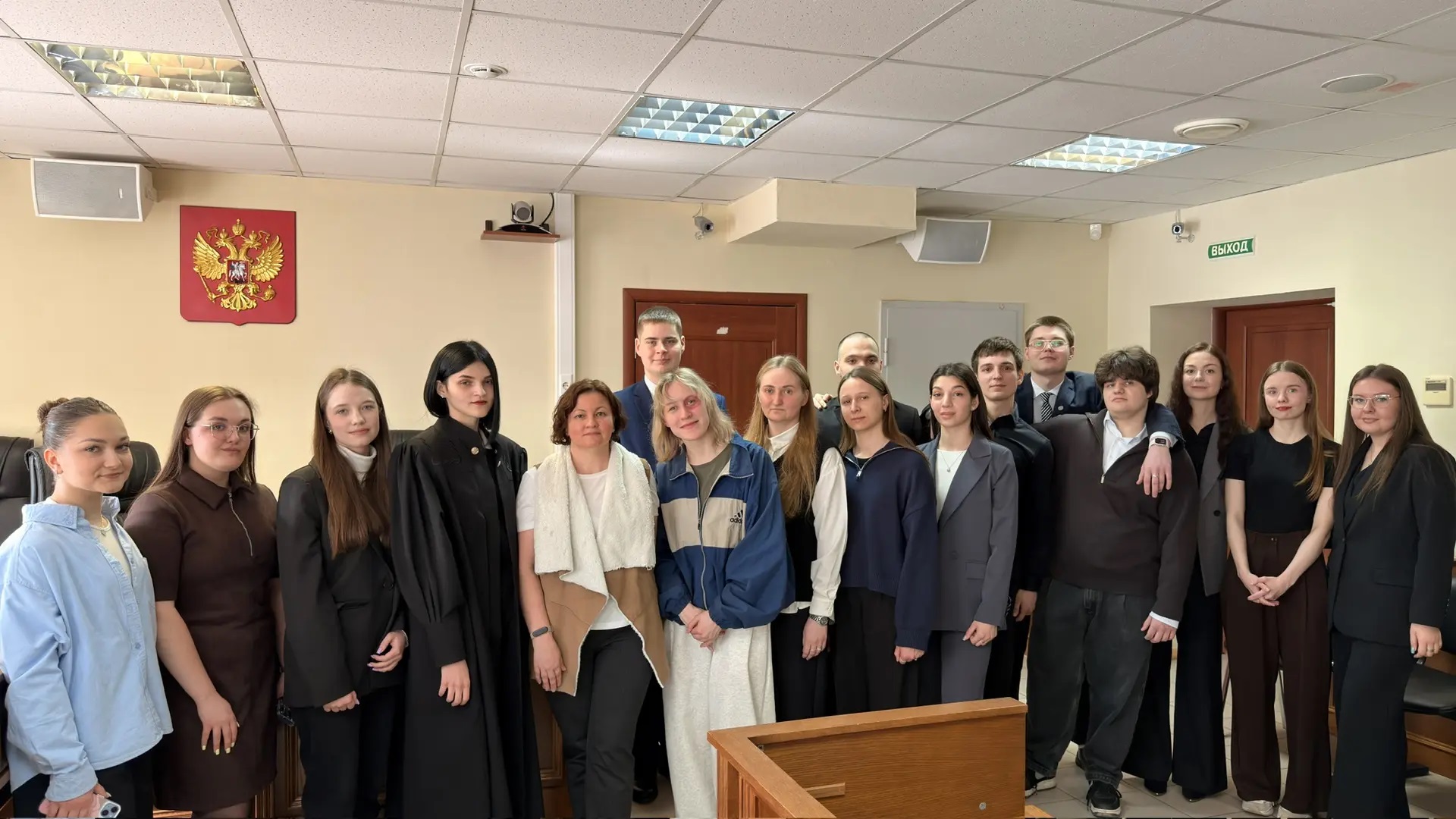 Фото к публикации: Адвокат принял участие в постановочном судебном заседании для школьников